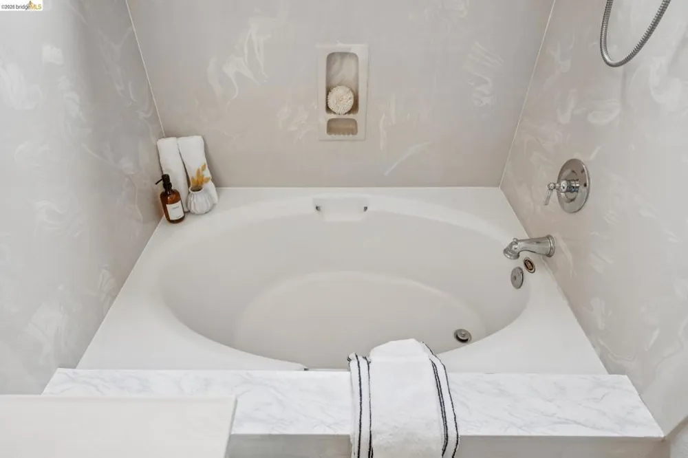 25 Farallon Ct Richmond, CA 94804