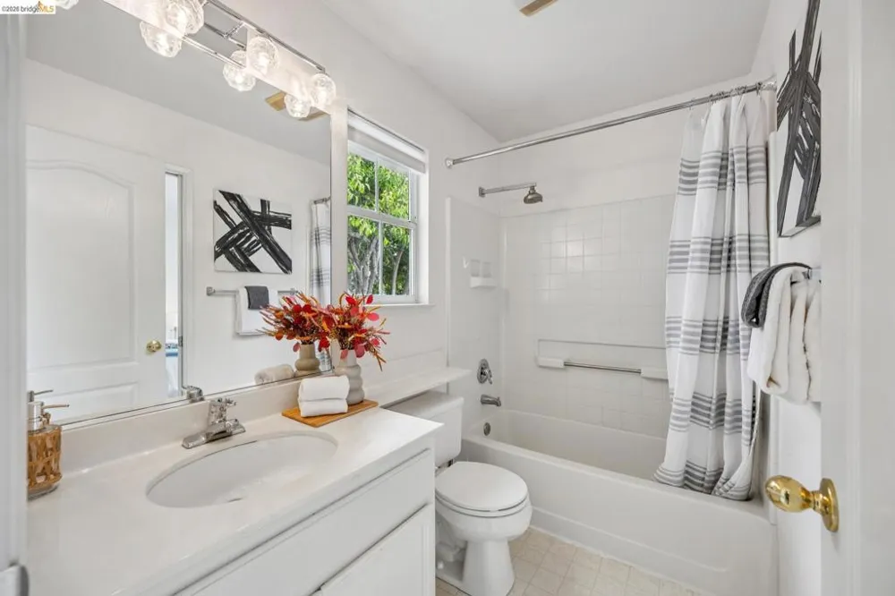 25 Farallon Ct Richmond, CA 94804