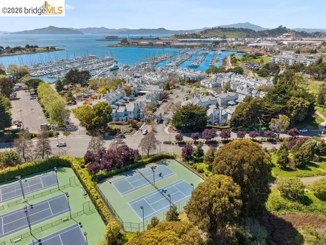 25 Farallon Ct Richmond, CA 94804