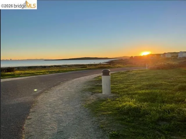 25 Farallon Ct Richmond, CA 94804