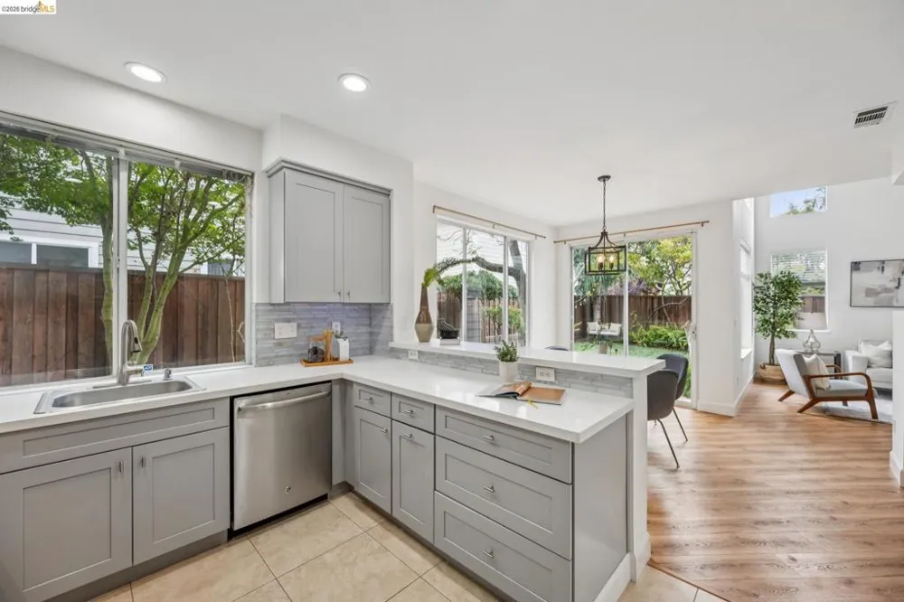 25 Farallon Ct Richmond, CA 94804