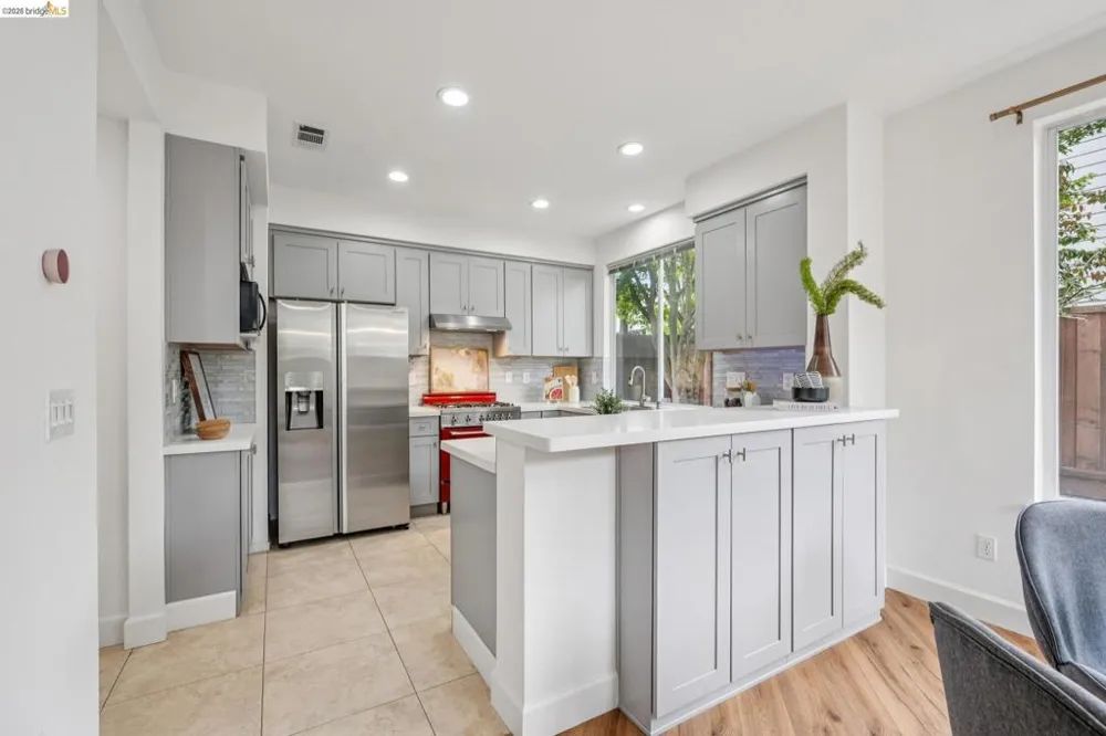 25 Farallon Ct Richmond, CA 94804