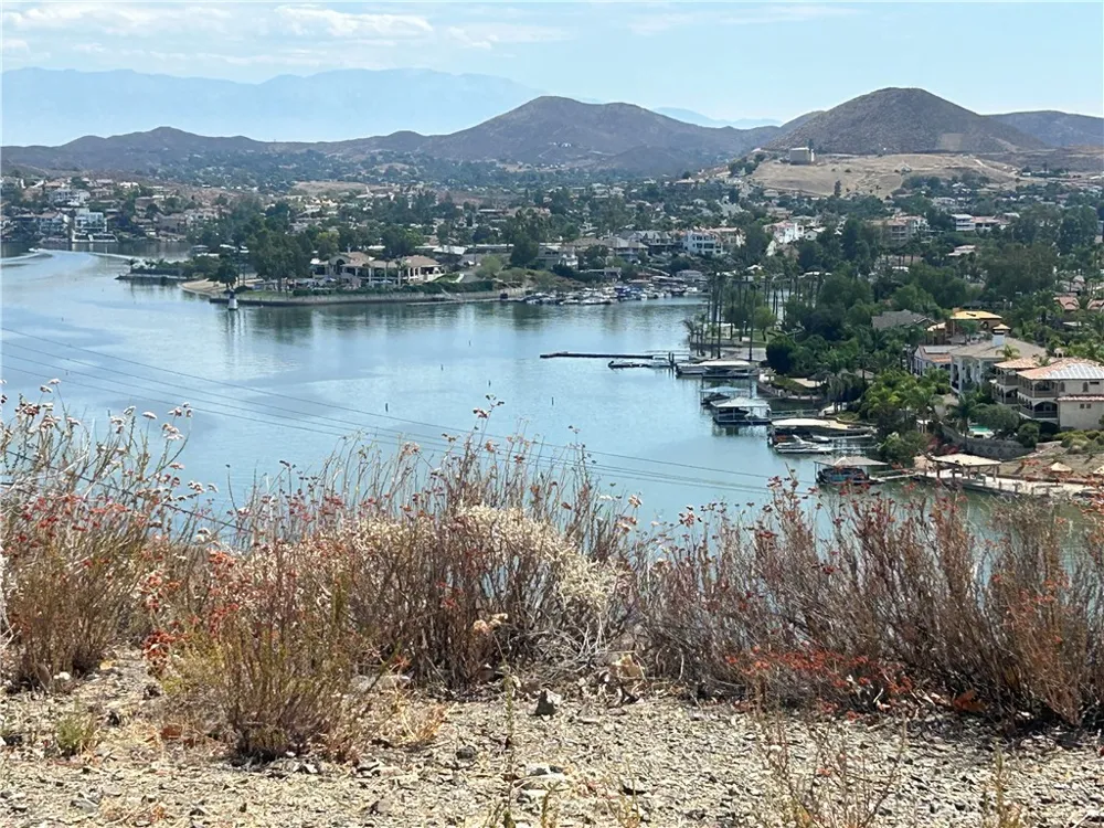 18 Via De La Valle Lake Elsinore, CA 92532