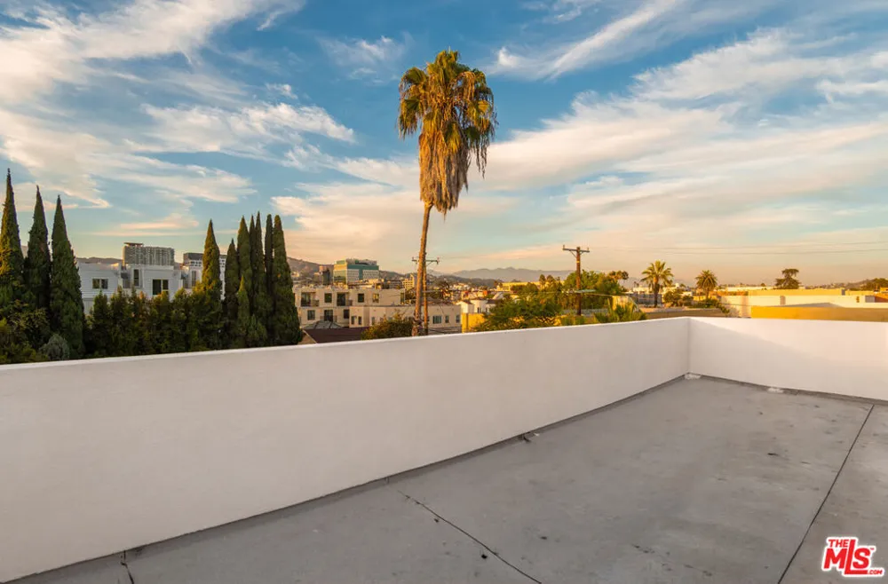 1122 Beachwood Drive #1/2 Los Angeles, CA 90038
