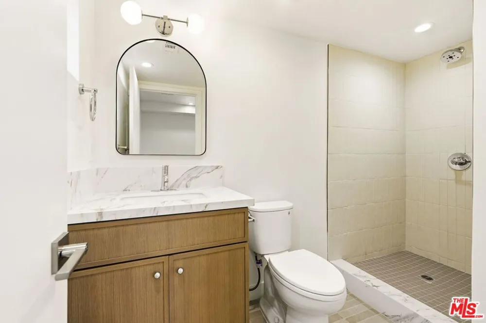 1122 Beachwood Drive #1/2 Los Angeles, CA 90038