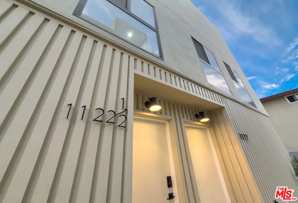 1122 Beachwood Drive #1/2 Los Angeles, CA 90038