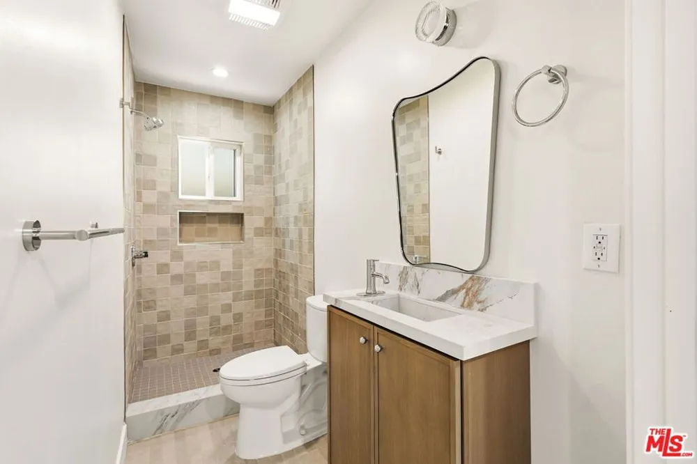 1122 Beachwood Drive #1/2 Los Angeles, CA 90038