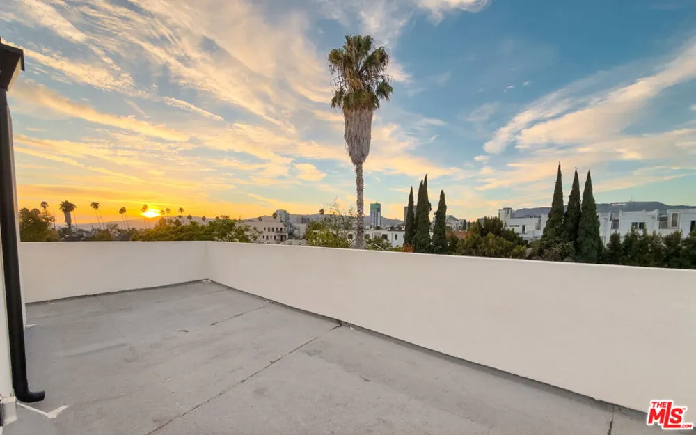1122 Beachwood Drive #1/2 Los Angeles, CA 90038