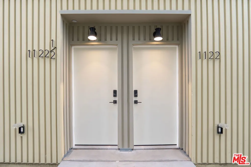 1122 Beachwood Drive #1/2 Los Angeles, CA 90038