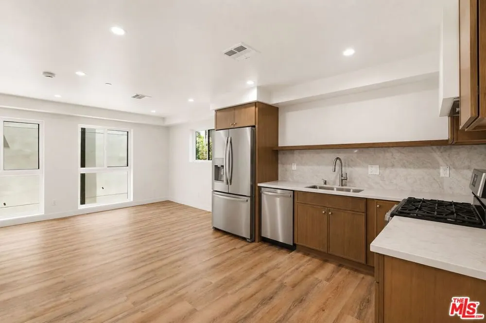 1122 Beachwood Drive #1/2 Los Angeles, CA 90038