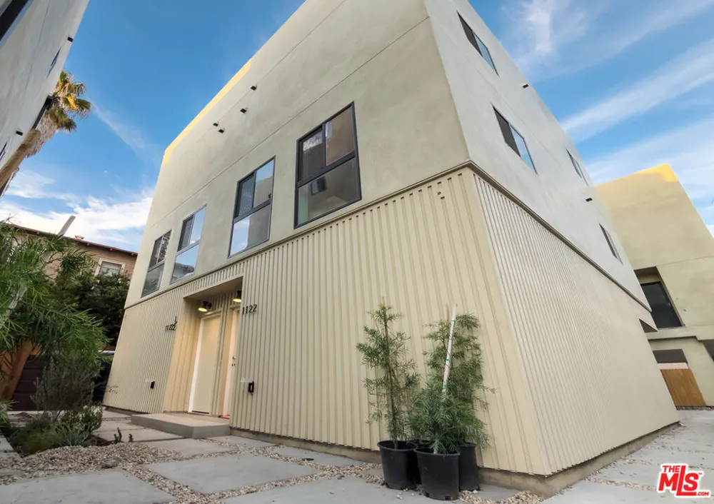 1122 Beachwood Drive #1/2 Los Angeles, CA 90038