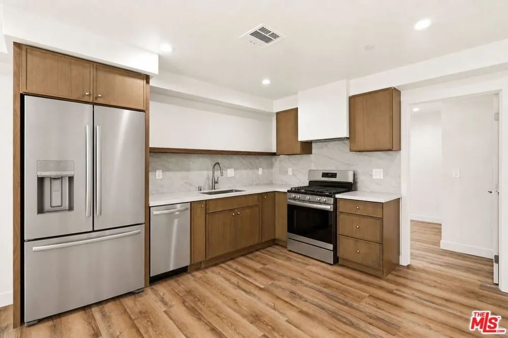 1122 Beachwood Drive #1/2 Los Angeles, CA 90038