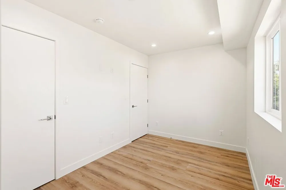 1122 Beachwood Drive #1/2 Los Angeles, CA 90038
