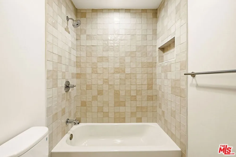 1122 Beachwood Drive #1/2 Los Angeles, CA 90038