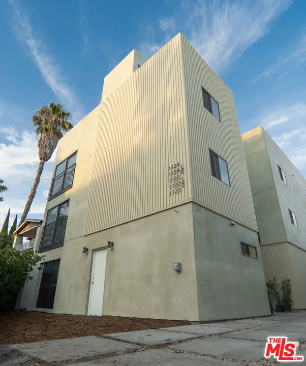 1122 Beachwood Drive #1/2 Los Angeles, CA 90038