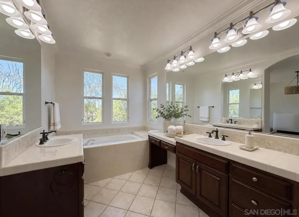 6371 Paseo Corono Carlsbad, CA 92009