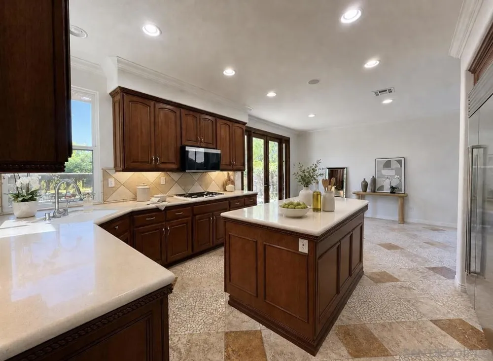 6371 Paseo Corono Carlsbad, CA 92009