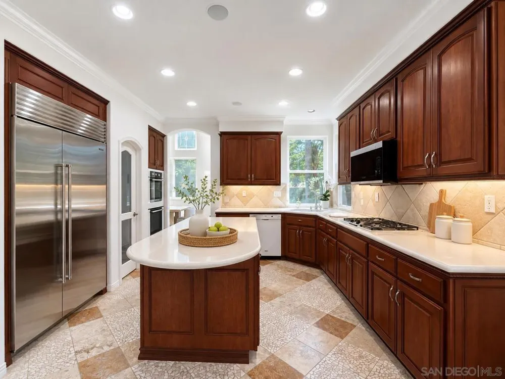 6371 Paseo Corono Carlsbad, CA 92009