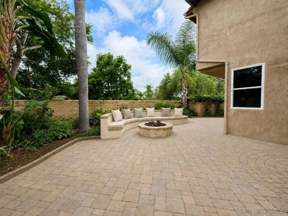 6371 Paseo Corono Carlsbad, CA 92009