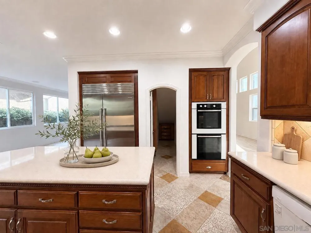 6371 Paseo Corono Carlsbad, CA 92009