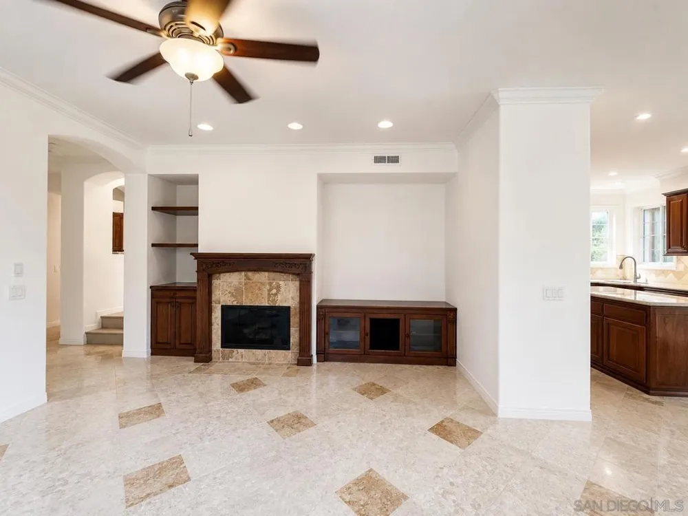 6371 Paseo Corono Carlsbad, CA 92009