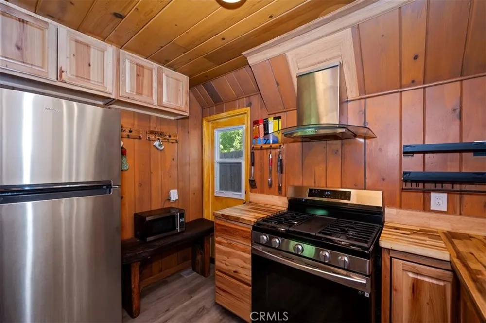 311 Hemlock Lake Arrowhead, CA 92352