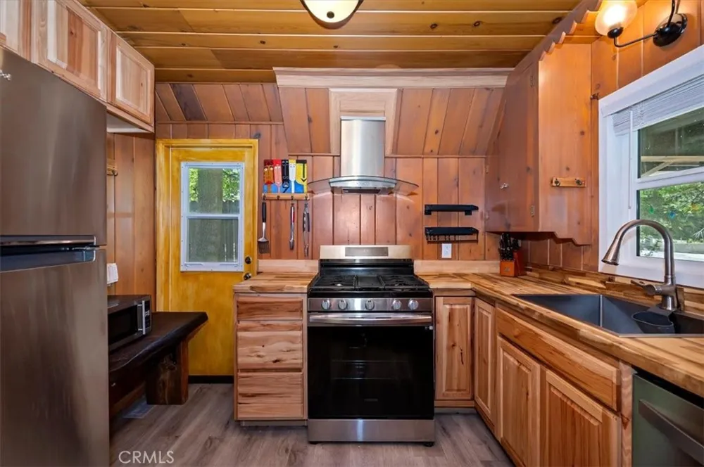 311 Hemlock Lake Arrowhead, CA 92352