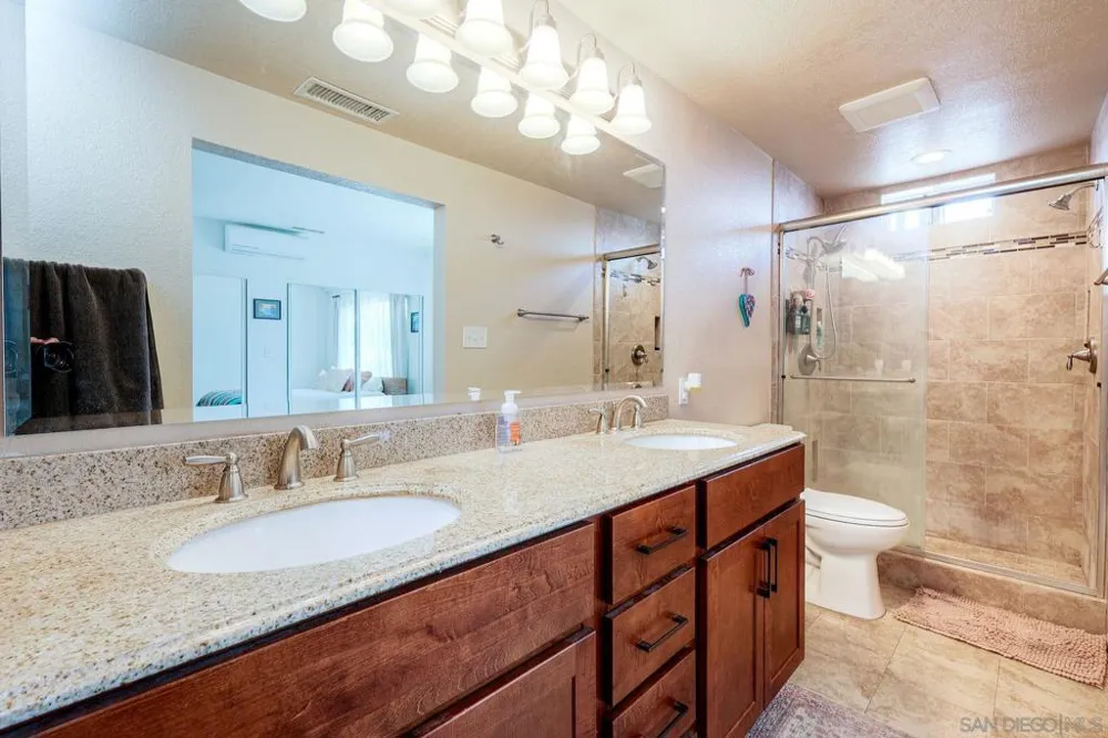 129 Avalon Dr Vista, CA 92084