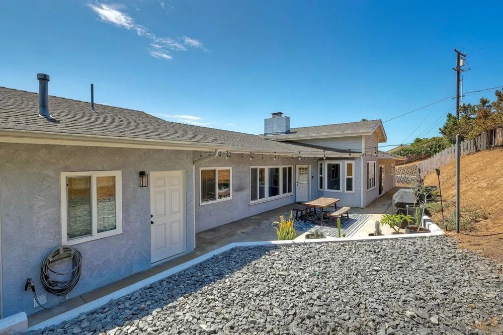 129 Avalon Dr Vista, CA 92084