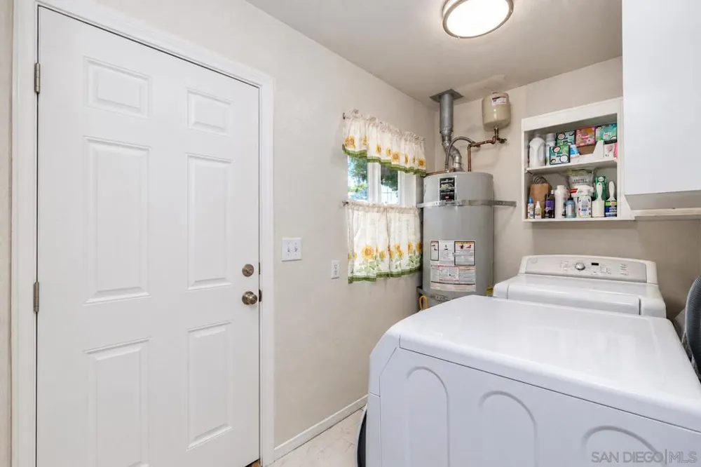 129 Avalon Dr Vista, CA 92084