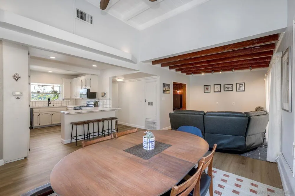 129 Avalon Dr Vista, CA 92084