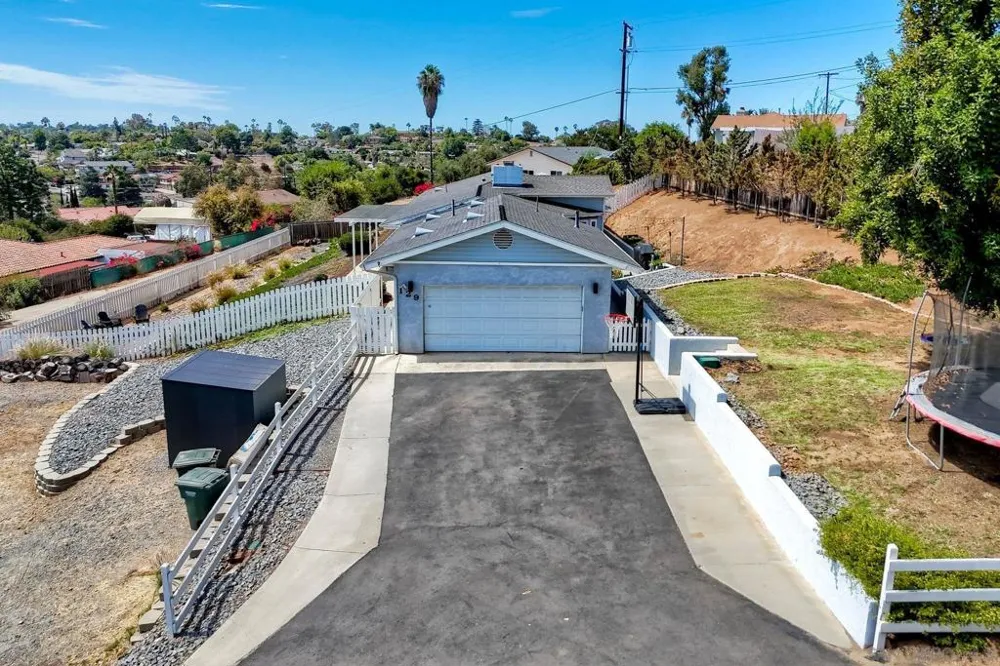 129 Avalon Dr Vista, CA 92084