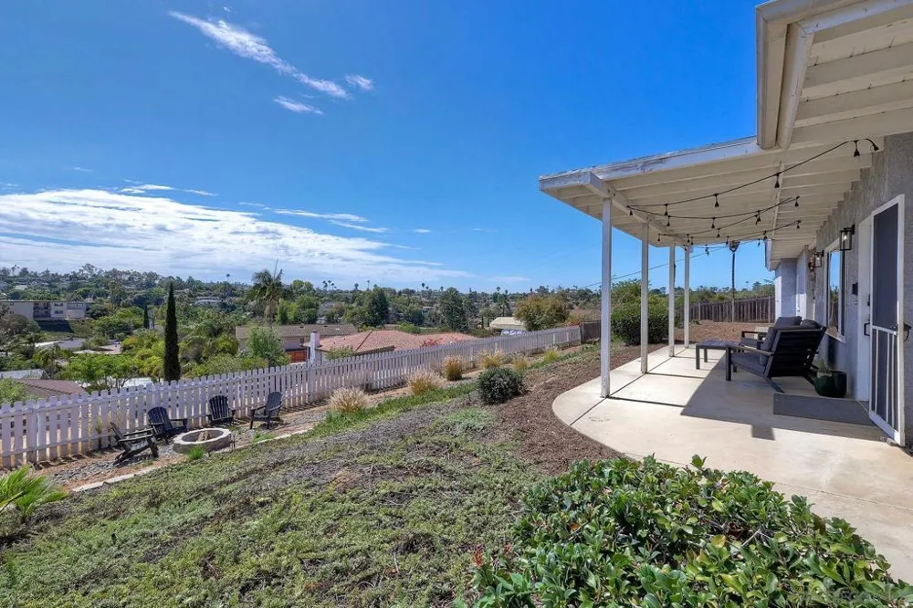 129 Avalon Dr Vista, CA 92084