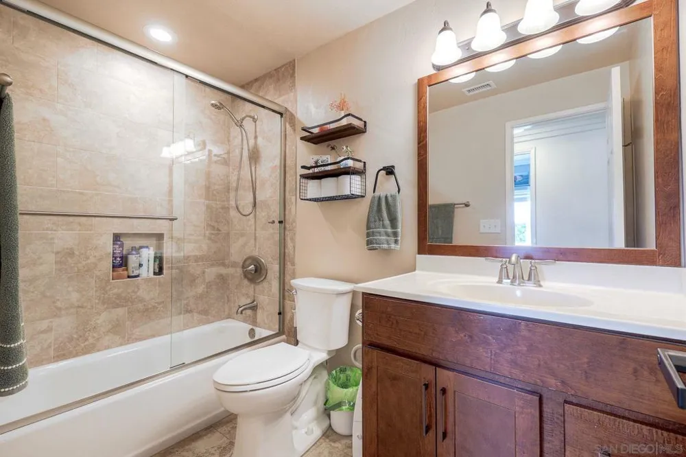 129 Avalon Dr Vista, CA 92084