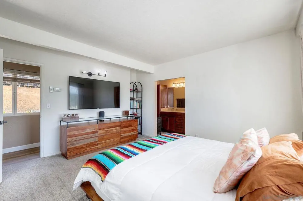 129 Avalon Dr Vista, CA 92084