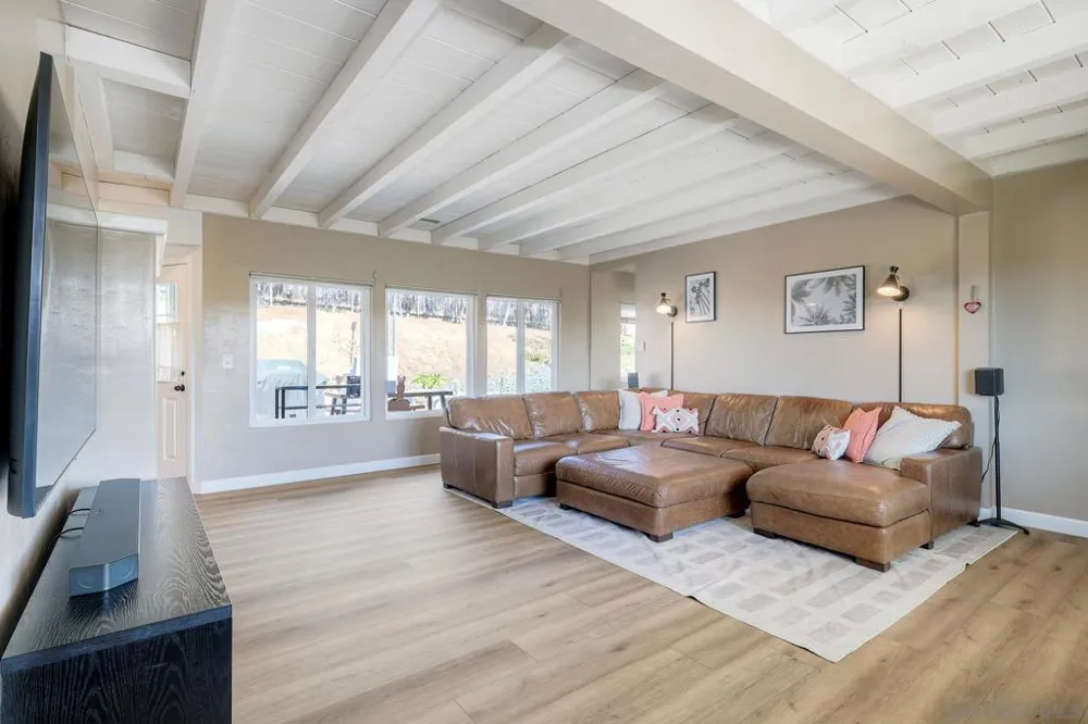 129 Avalon Dr Vista, CA 92084