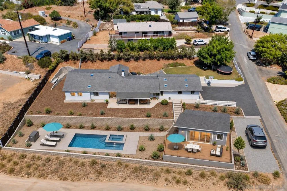 129 Avalon Dr Vista, CA 92084