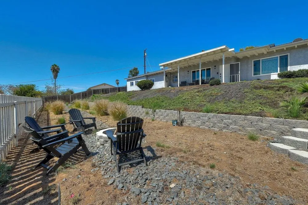 129 Avalon Dr Vista, CA 92084