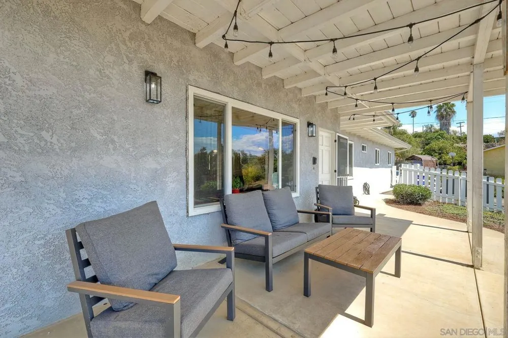 129 Avalon Dr Vista, CA 92084