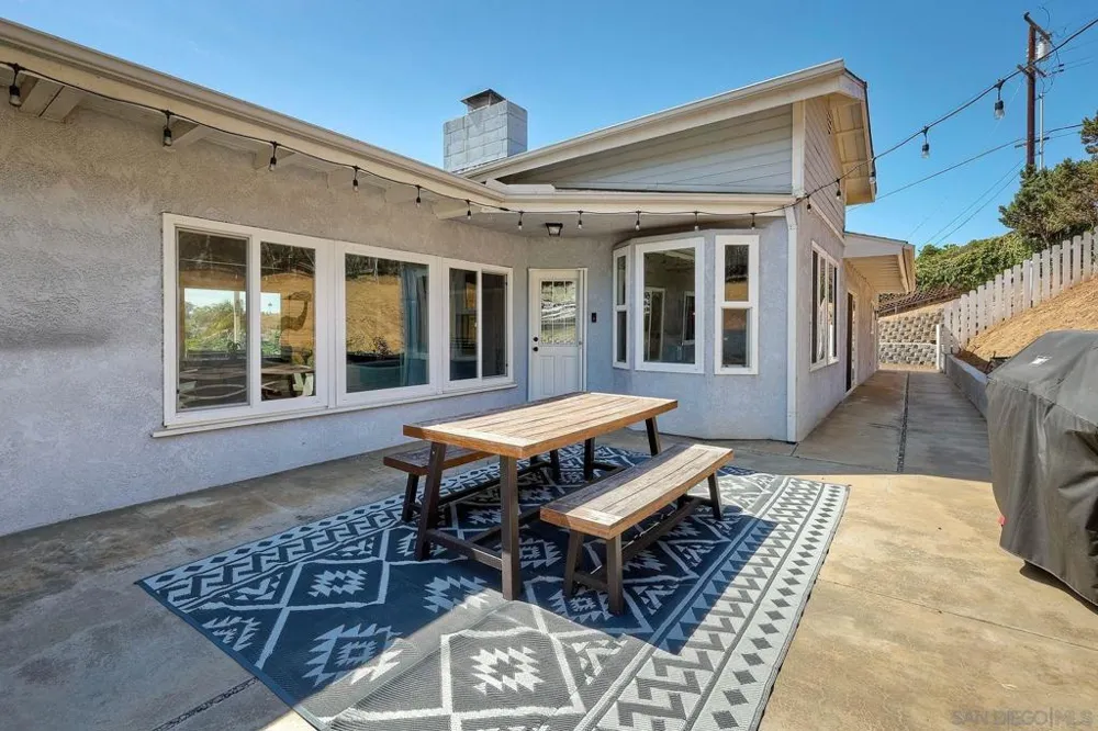 129 Avalon Dr Vista, CA 92084