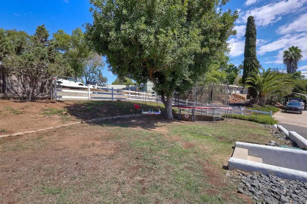 129 Avalon Dr Vista, CA 92084