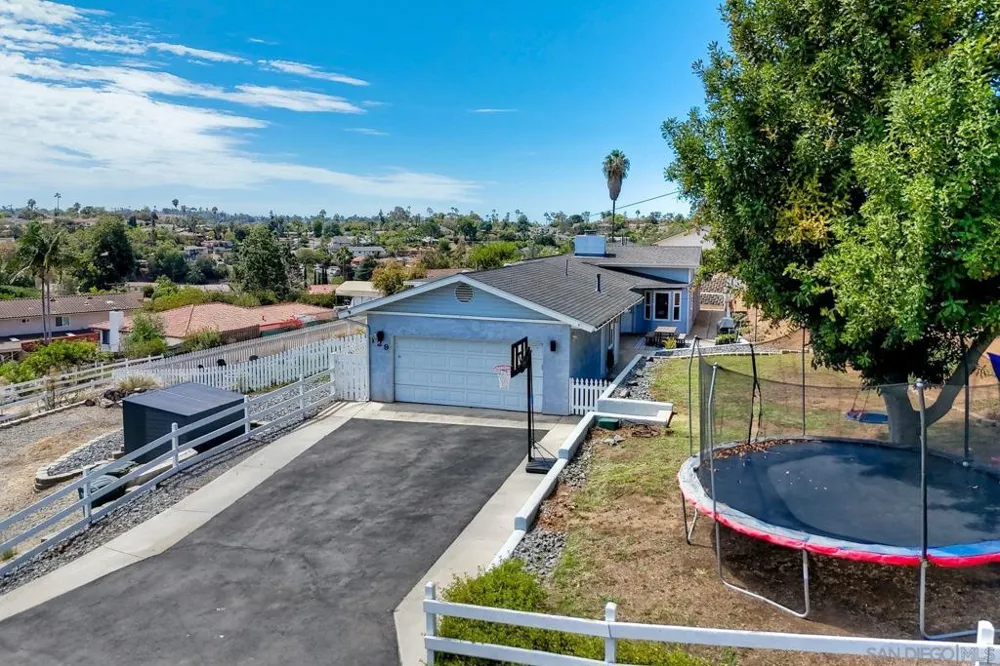 129 Avalon Dr Vista, CA 92084