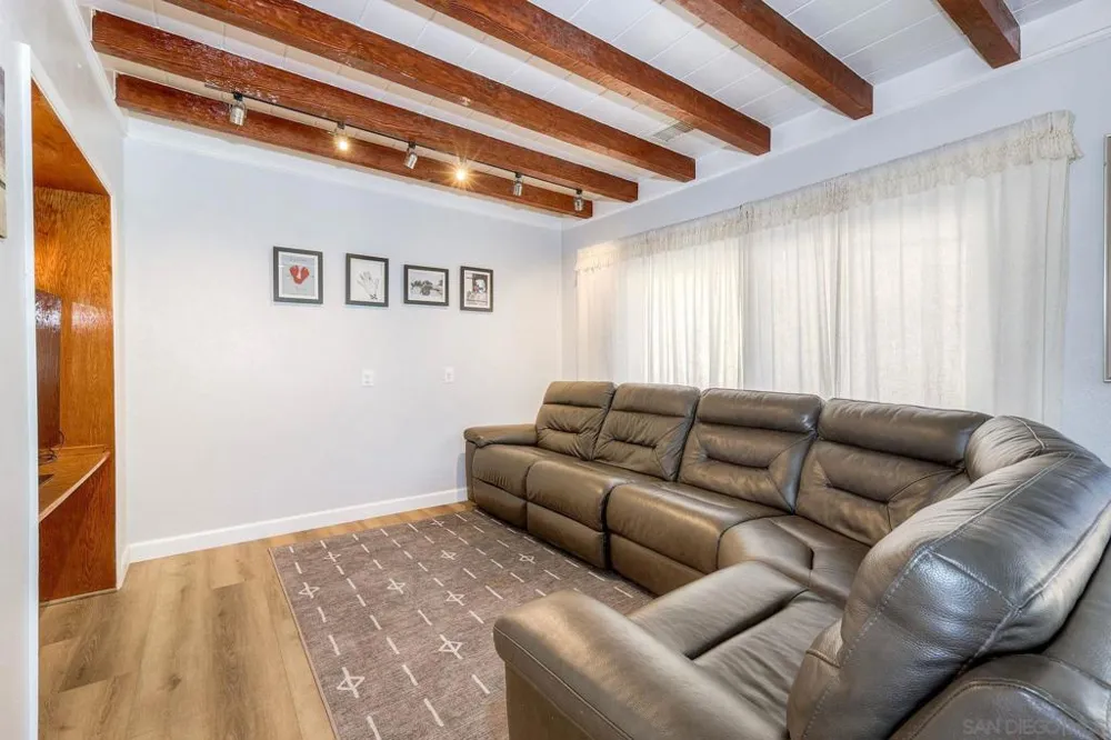 129 Avalon Dr Vista, CA 92084