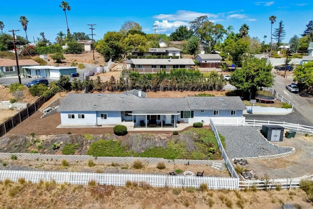 129 Avalon Dr Vista, CA 92084