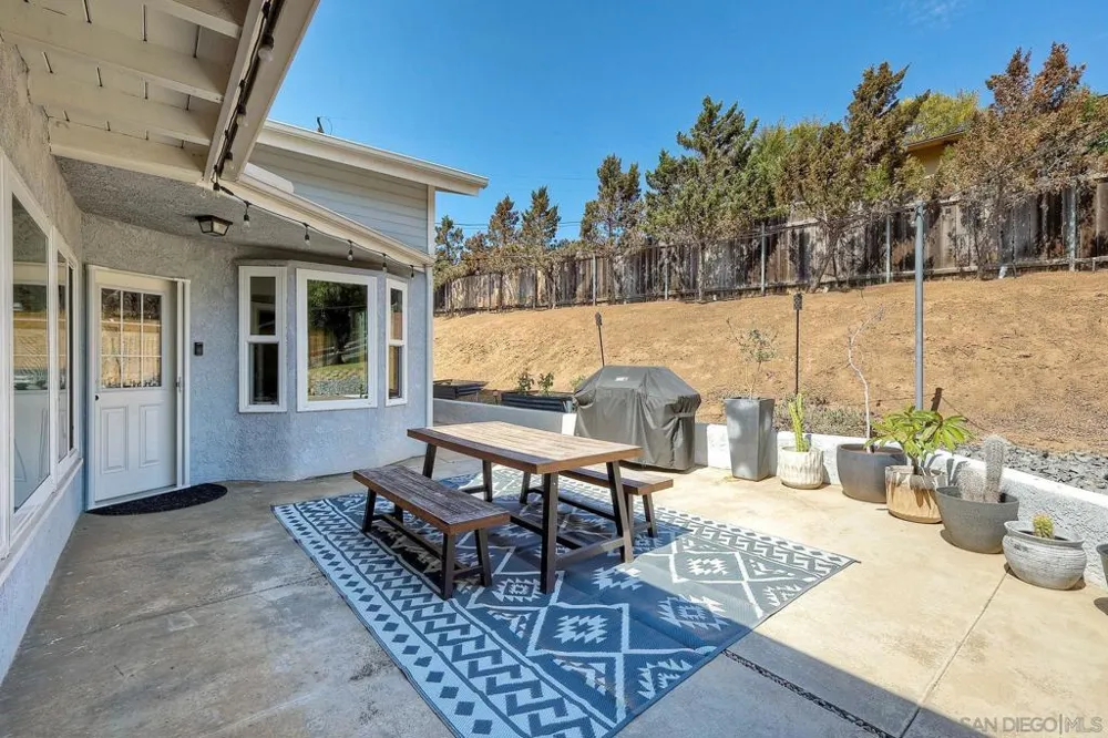129 Avalon Dr Vista, CA 92084