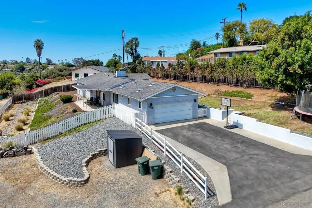 129 Avalon Dr Vista, CA 92084