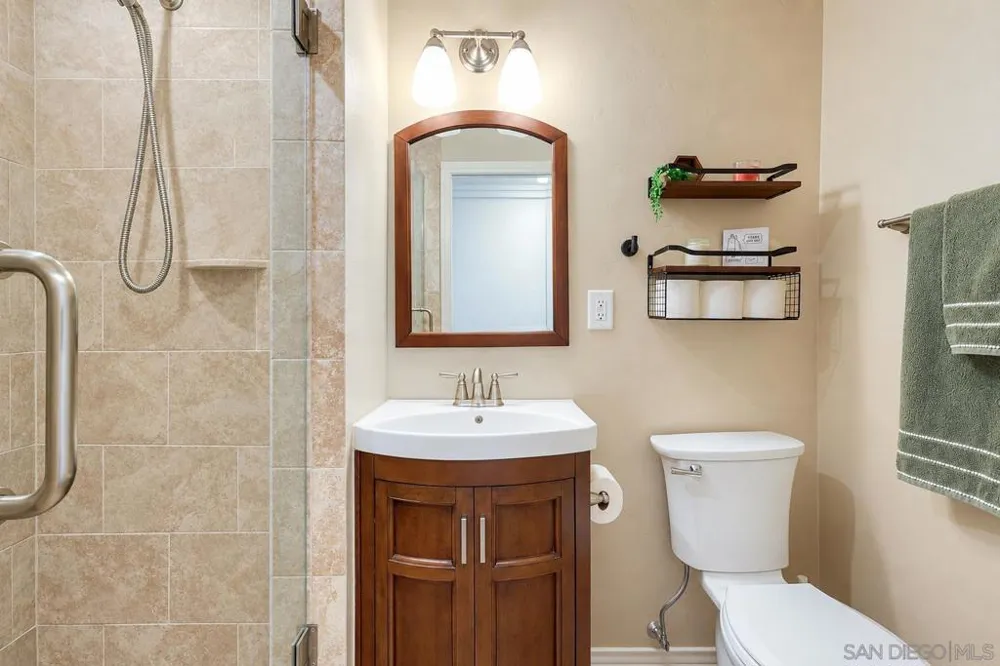 129 Avalon Dr Vista, CA 92084