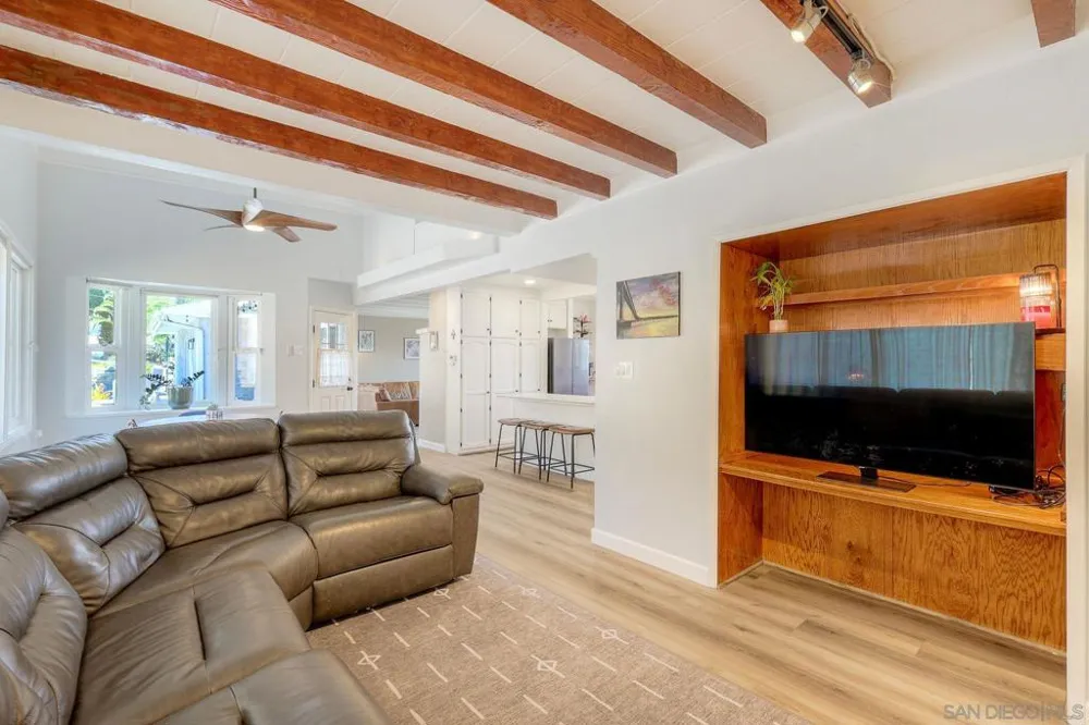 129 Avalon Dr Vista, CA 92084