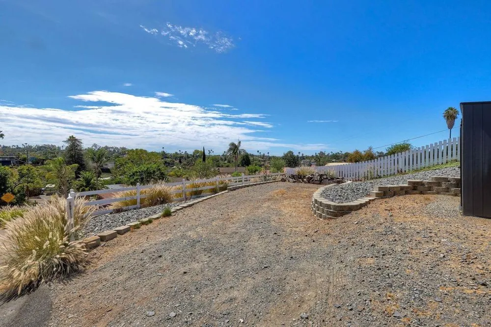 129 Avalon Dr Vista, CA 92084