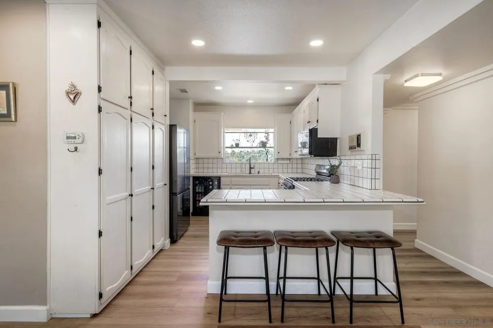 129 Avalon Dr Vista, CA 92084